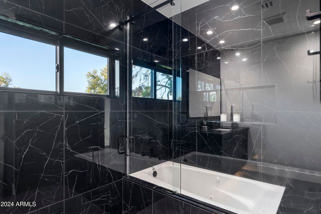 8037 N 7th Avenue, Phoenix, AZ 85021