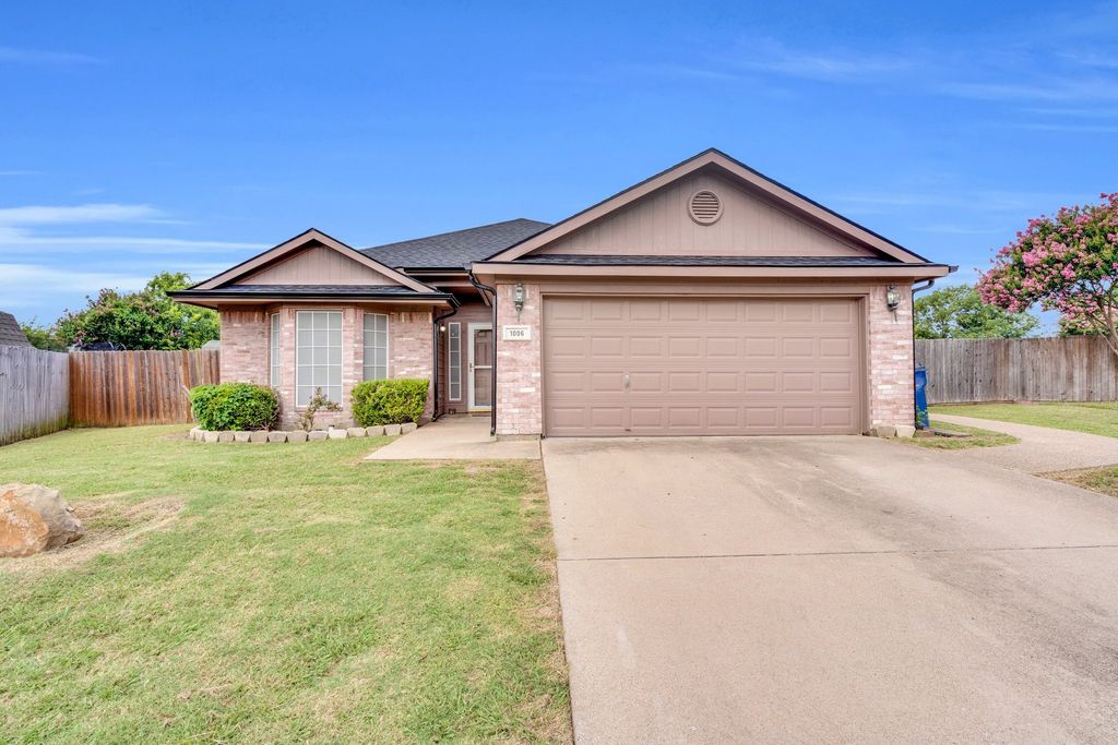 1006 Darren Drive, Burleson, TX 76028
