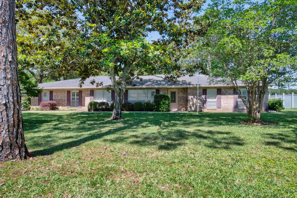 645 NE Country Club Avenue, Fort Walton Beach, FL 32547