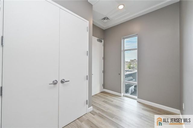 271 Millburn Avenue 2D, Millburn, NJ 07041