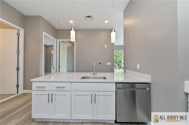 271 Millburn Avenue 2D, Millburn, NJ 07041