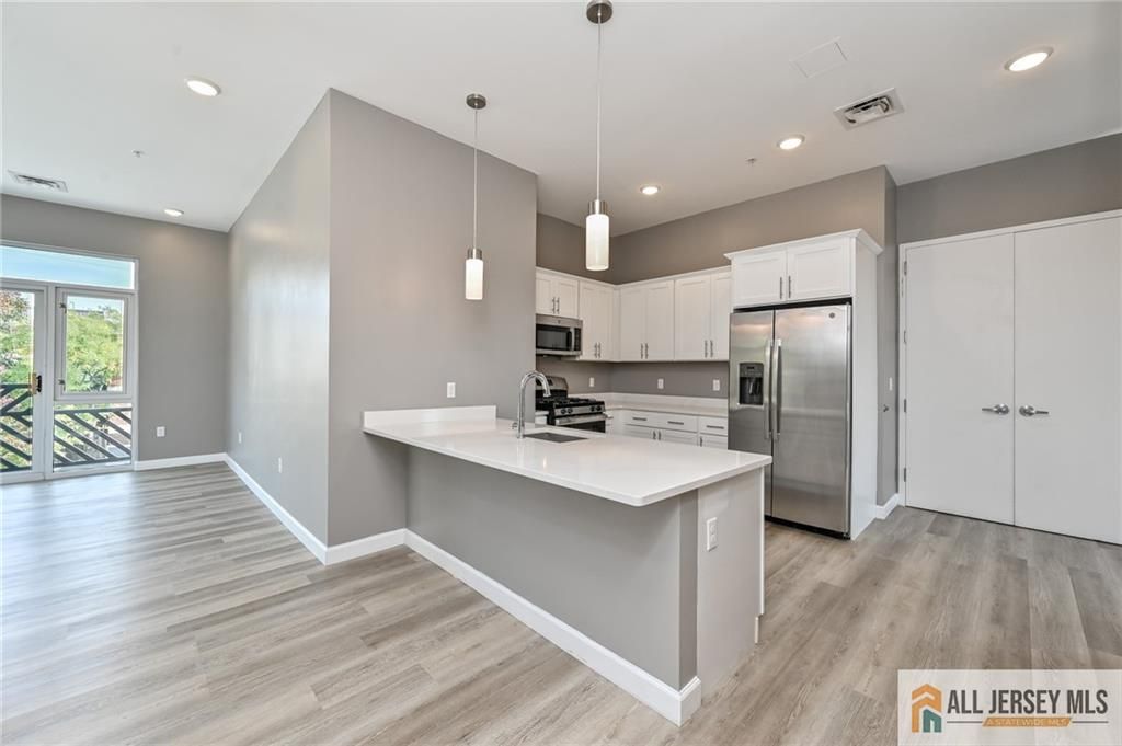 271 Millburn Avenue 2D, Millburn, NJ 07041