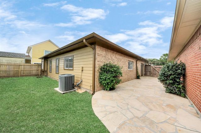 320 N Ranch House Road, Angleton, TX 77515