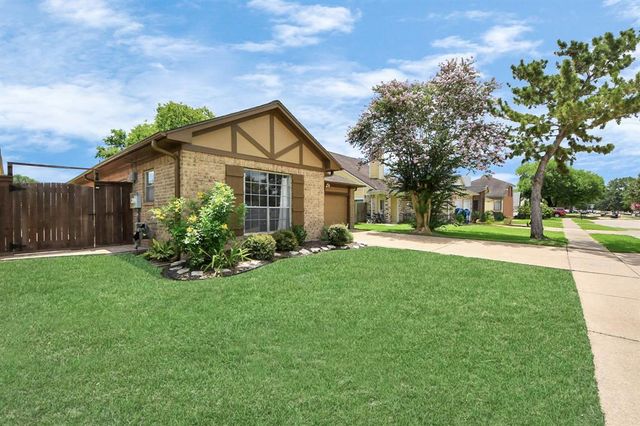 320 N Ranch House Road, Angleton, TX 77515