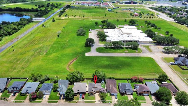 320 N Ranch House Road, Angleton, TX 77515