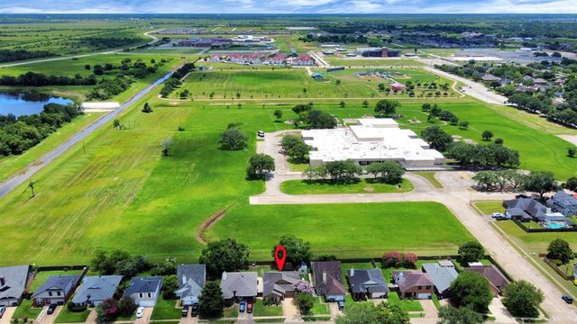 320 N Ranch House Road, Angleton, TX 77515