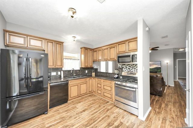 320 N Ranch House Road, Angleton, TX 77515