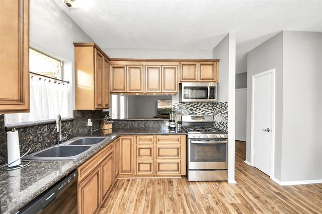 320 N Ranch House Road, Angleton, TX 77515