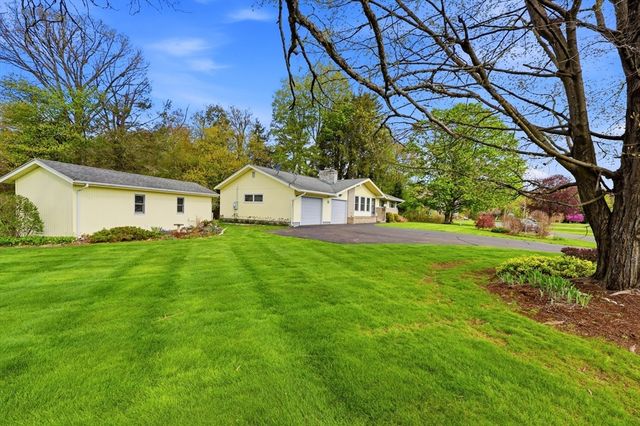 26 Gore Avenue, Hatfield, MA 01038