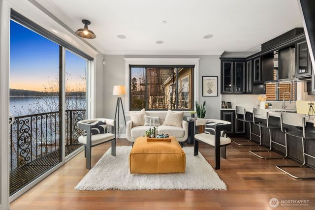 4013 E Lake Sammamish Shore Lane, Sammamish, WA 98075