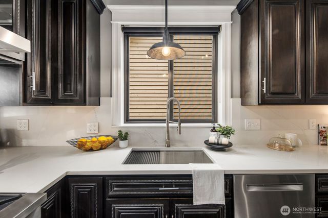 4013 E Lake Sammamish Shore Lane, Sammamish, WA 98075