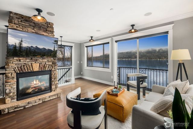 4013 E Lake Sammamish Shore Lane, Sammamish, WA 98075