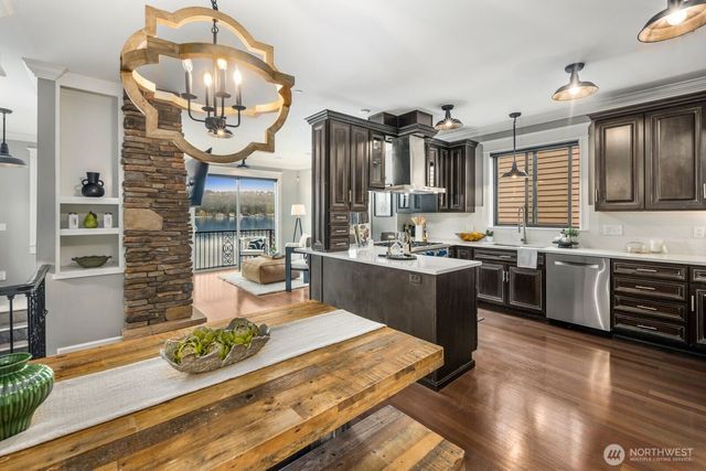 4013 E Lake Sammamish Shore Lane, Sammamish, WA 98075