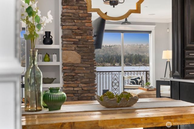 4013 E Lake Sammamish Shore Lane, Sammamish, WA 98075