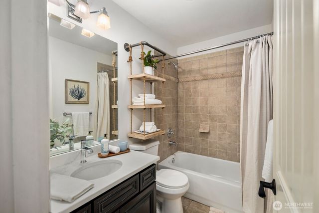 4013 E Lake Sammamish Shore Lane, Sammamish, WA 98075