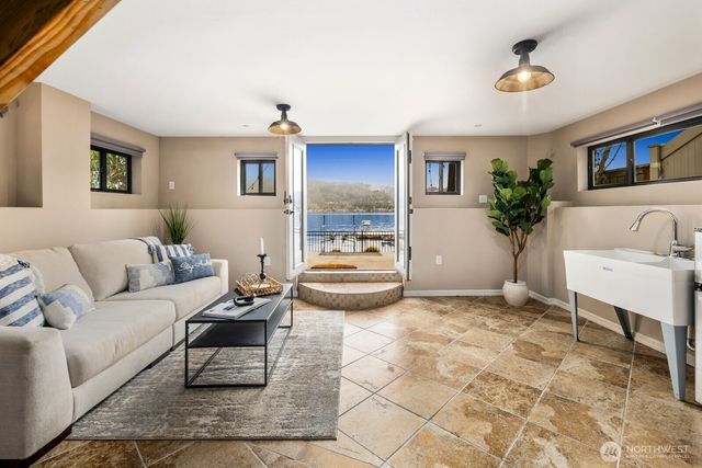 4013 E Lake Sammamish Shore Lane, Sammamish, WA 98075