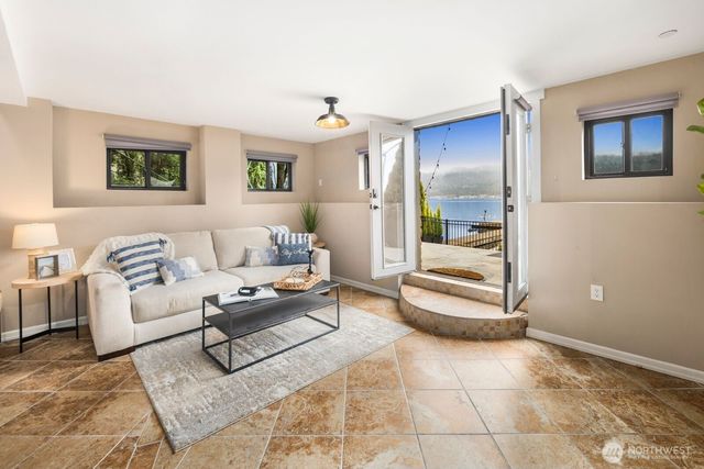 4013 E Lake Sammamish Shore Lane, Sammamish, WA 98075