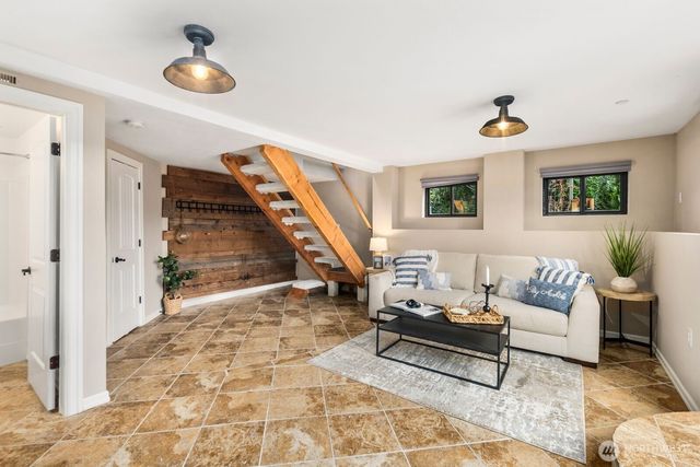 4013 E Lake Sammamish Shore Lane, Sammamish, WA 98075