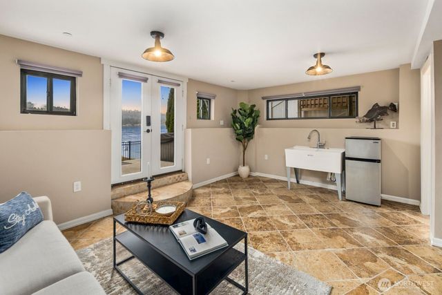 4013 E Lake Sammamish Shore Lane, Sammamish, WA 98075