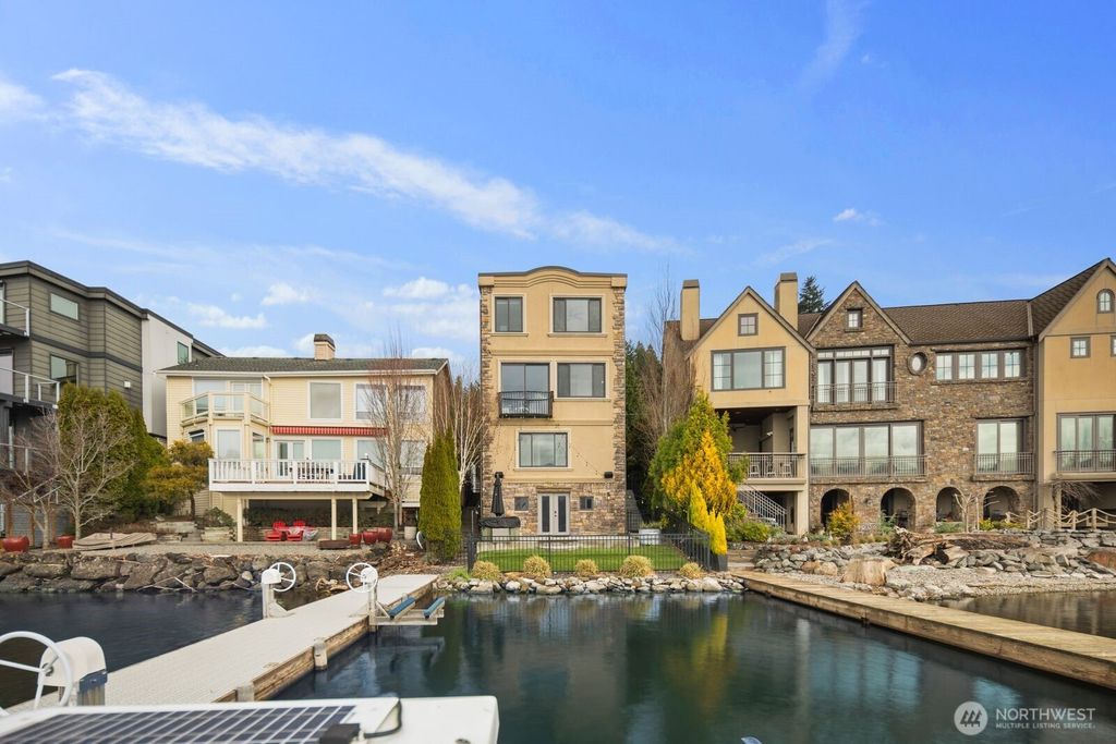 4013 E Lake Sammamish Shore Lane, Sammamish, WA 98075