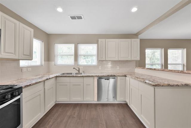 696 Ravensworth Drive, Conroe, TX 77302