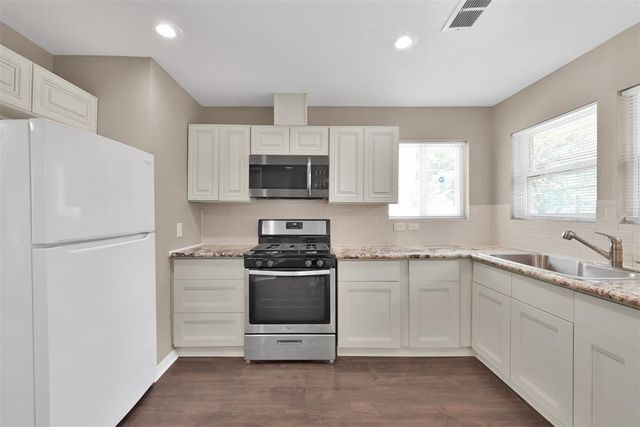 696 Ravensworth Drive, Conroe, TX 77302