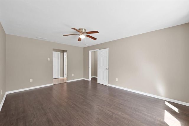 696 Ravensworth Drive, Conroe, TX 77302