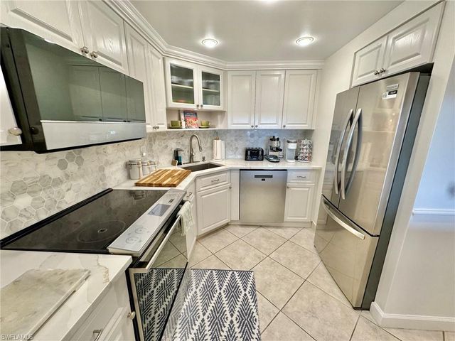 1 Bluebill AVE # 604, Naples, FL 34108