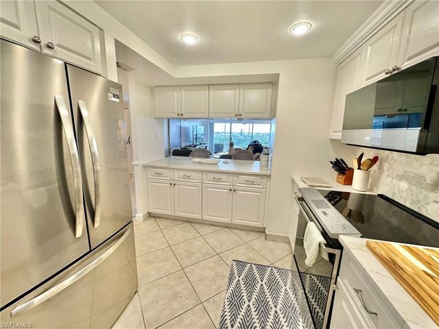 1 Bluebill AVE # 604, Naples, FL 34108