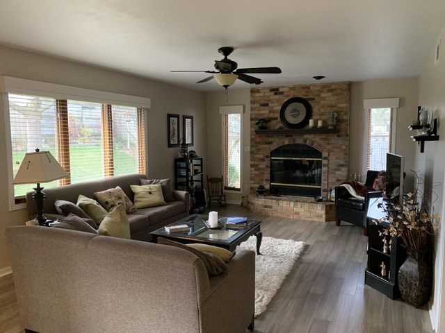 880 Uhen COURT, Burlington, WI 53105