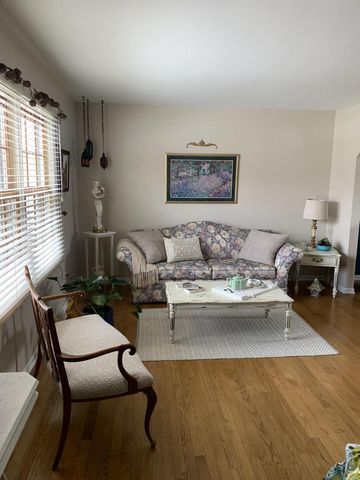 880 Uhen COURT, Burlington, WI 53105