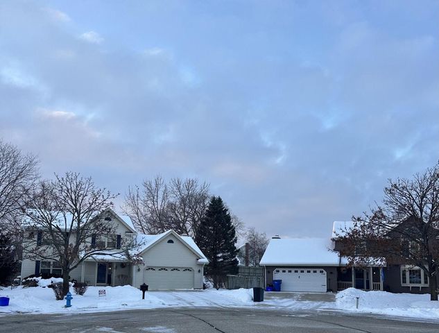 880 Uhen COURT, Burlington, WI 53105