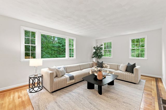 10 Hawk Ridge Rd, Andover, MA 01810