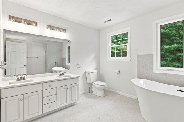 10 Hawk Ridge Rd, Andover, MA 01810