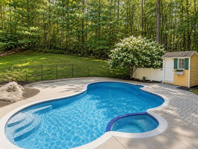 10 Hawk Ridge Rd, Andover, MA 01810