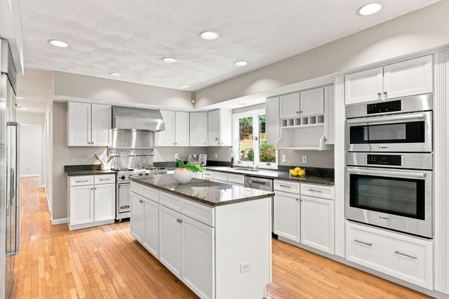 10 Hawk Ridge Rd, Andover, MA 01810