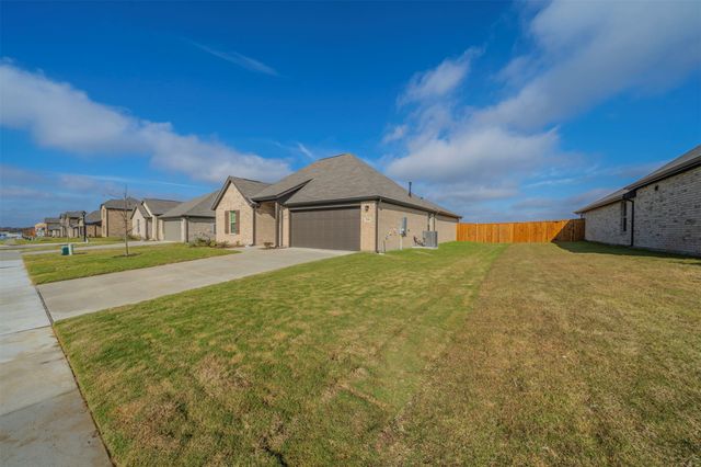 516 Ridgewood Drive, Van Alstyne, TX 75495