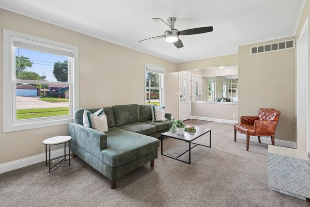 1929 Tanglefoot Lane, Bettendorf, IA 52722