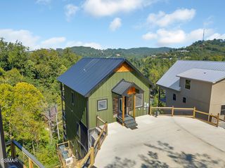 221 Chimney Tops Way, Gatlinburg, TN 37738