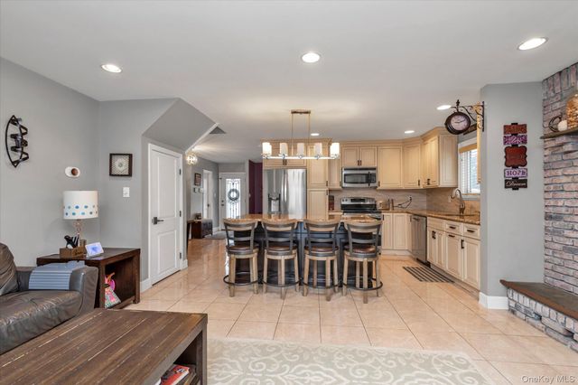 6 Cedar Drive E, Plainview, NY 11803