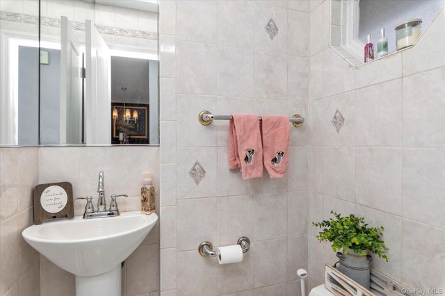 6 Cedar Drive E, Plainview, NY 11803