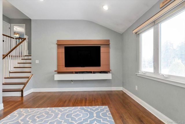 6 Cedar Drive E, Plainview, NY 11803