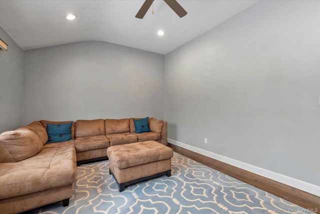 6 Cedar Drive E, Plainview, NY 11803