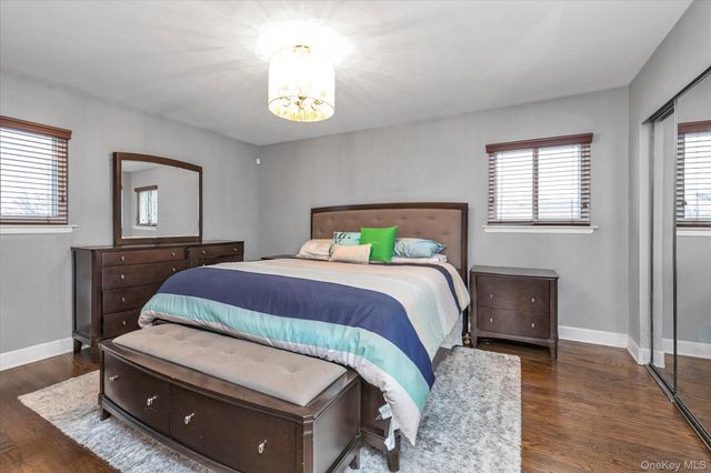 6 Cedar Drive E, Plainview, NY 11803