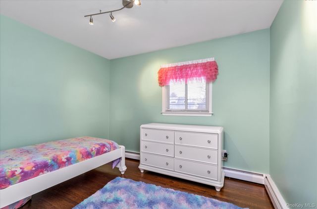 6 Cedar Drive E, Plainview, NY 11803