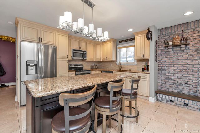 6 Cedar Drive E, Plainview, NY 11803