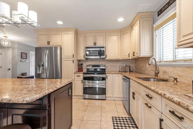 6 Cedar Drive E, Plainview, NY 11803