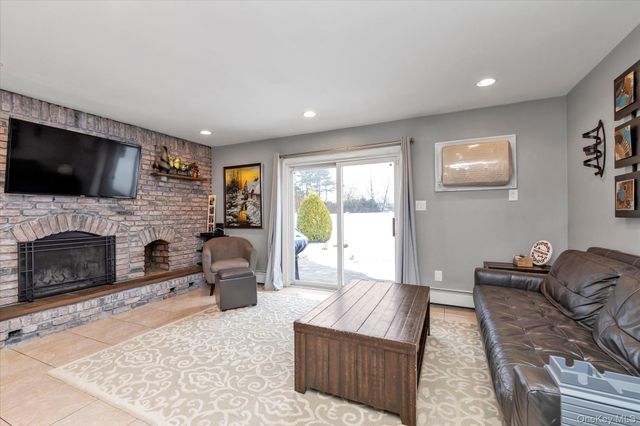 6 Cedar Drive E, Plainview, NY 11803