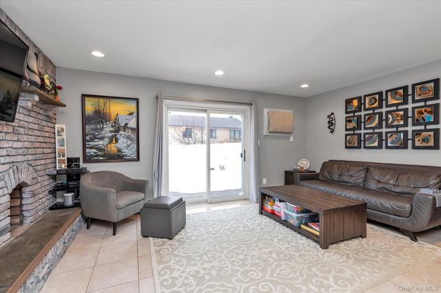 6 Cedar Drive E, Plainview, NY 11803