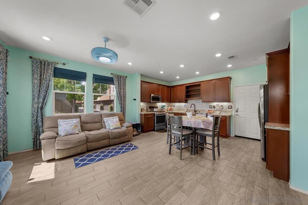 Image 2 of property listing at 1545 Crown Ln 6, Chula Vista, CA 91915